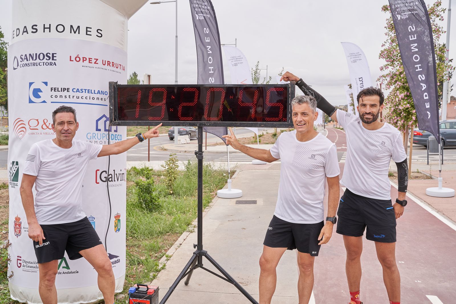 Los tres participantes en el Reto Solidario en beneficio del cáncer infantil