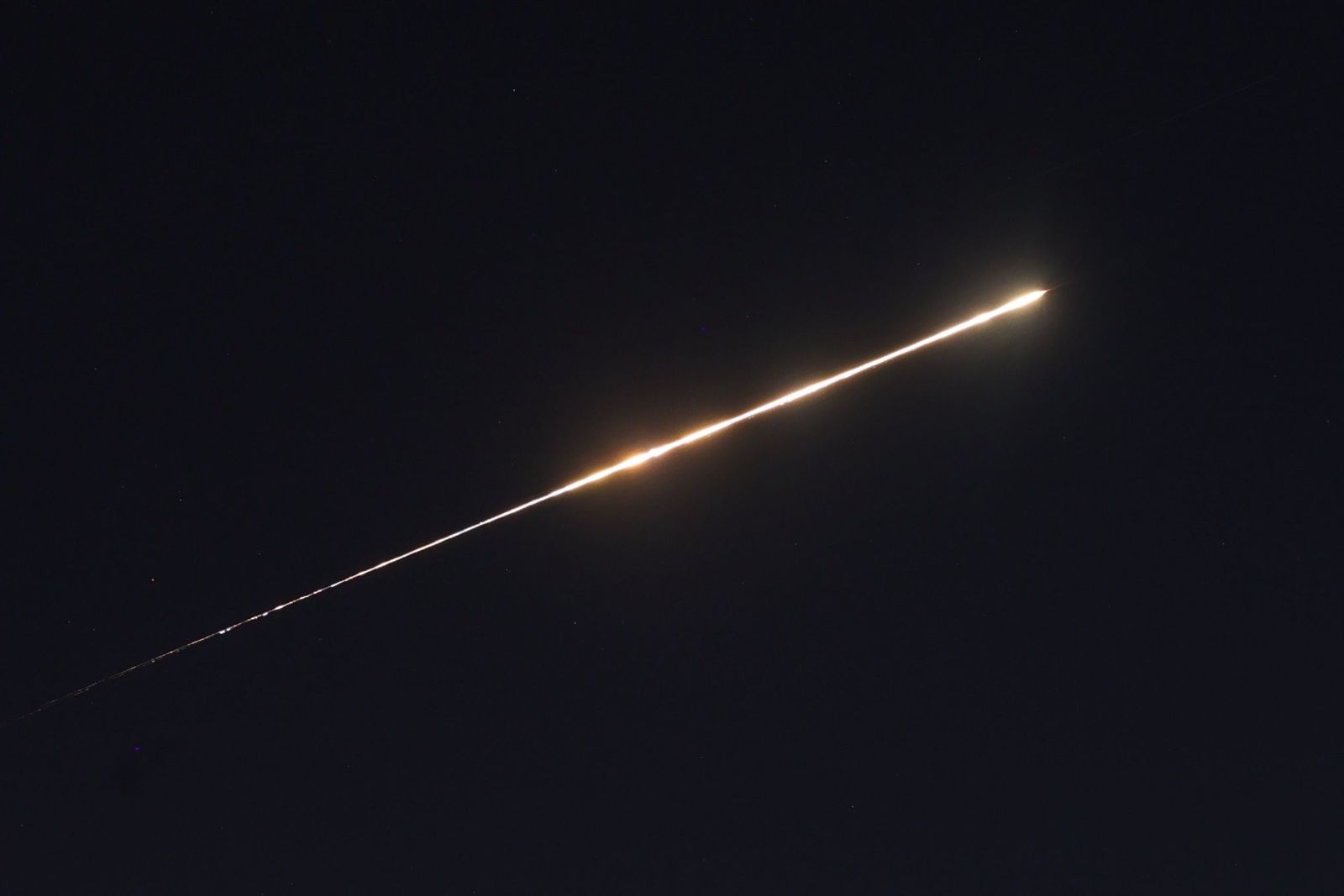 Galería Gráfica: Otra jornada de misiles, fuego, humo y militarización en Oriente Medio