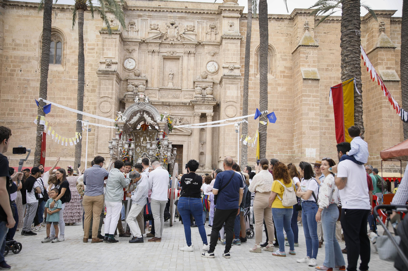 Imágenes de la salida  del Rocío desde la Catedral de Almería