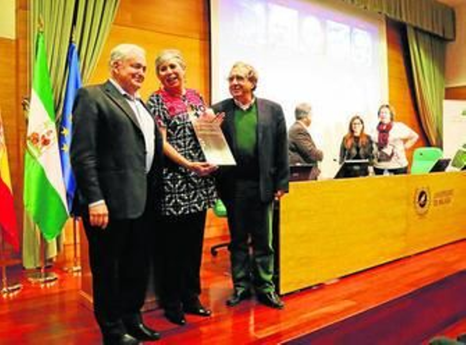 Lucía Lagunes ayer con su premio, junto a Bernardo Díaz Nosty y José Ángel Narváez.