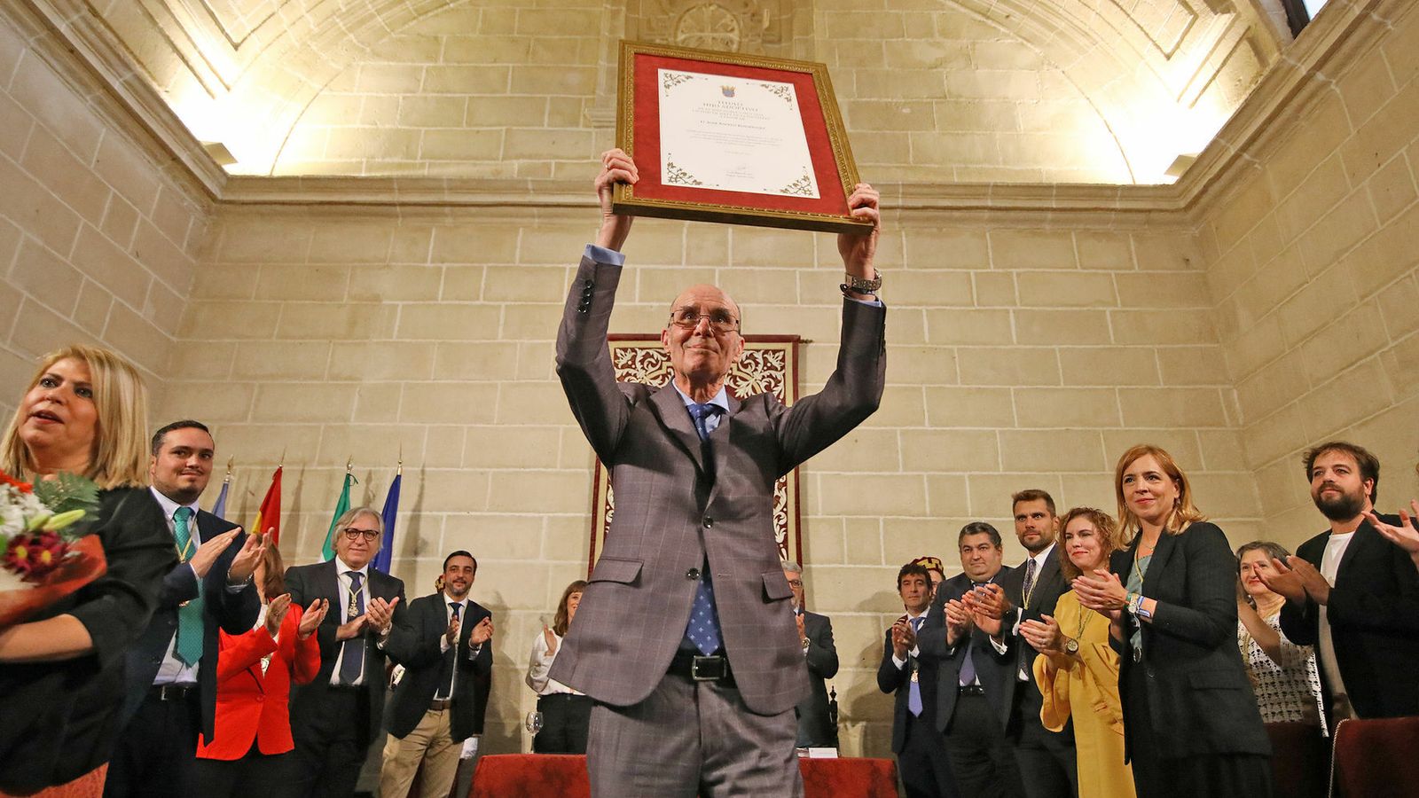Pepe Ravelo, con el título de Hijo Adoptivo de Jerez.