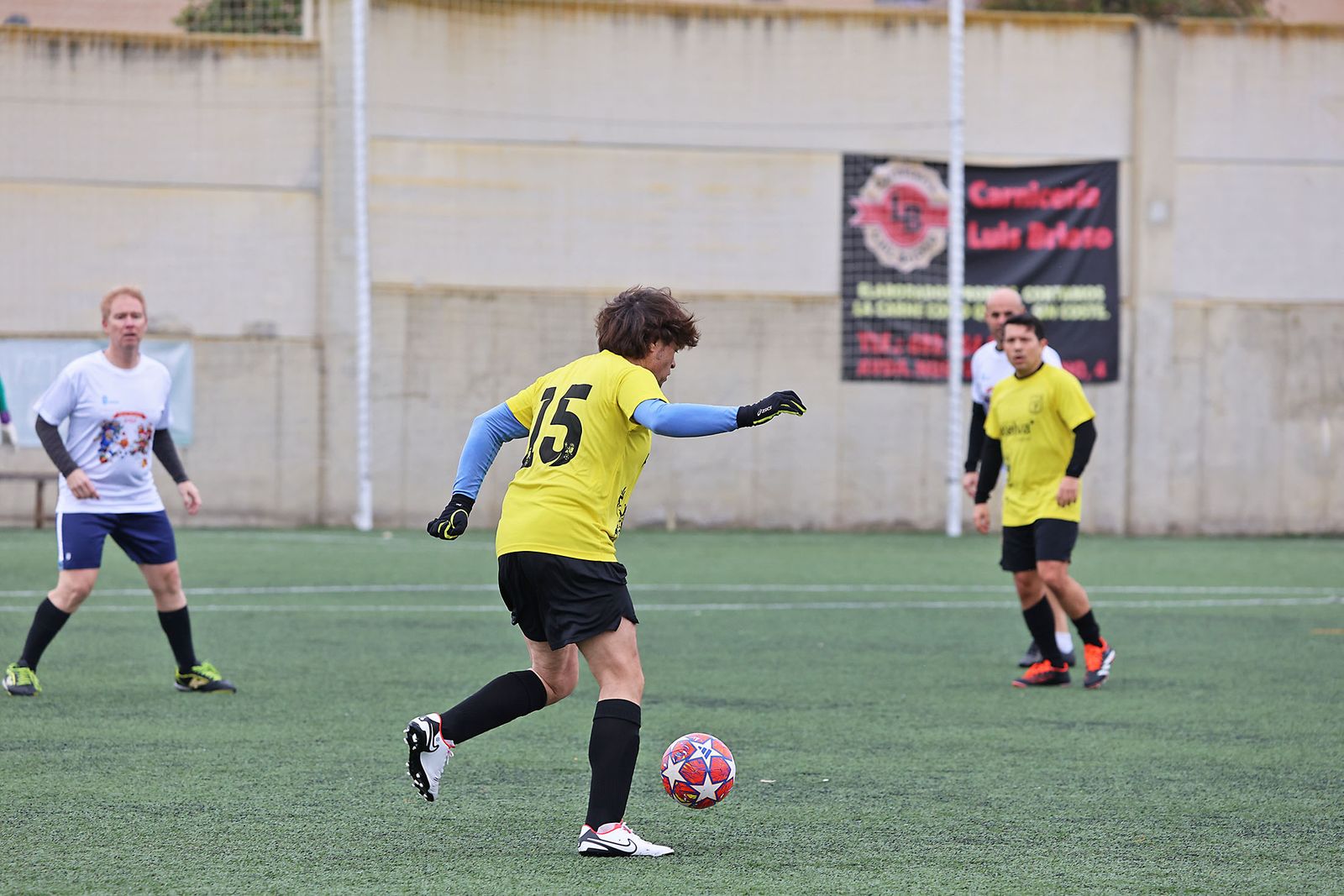 Periodistas y políticos disputan su tradicional partido navideño de fútbol