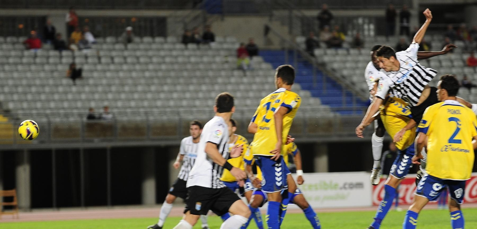 Redondo se adelanta a la defensa para rematar de cabeza una falta y empatar el partido.