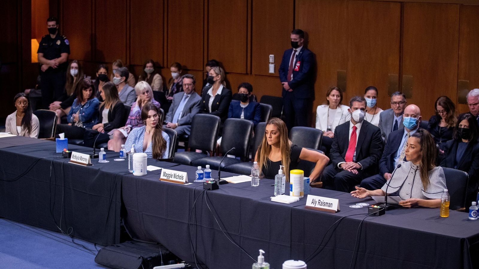 Las gimnastas presentes en la declaración, durante un momento de la misma