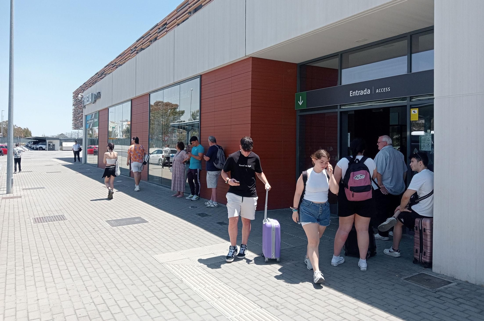 Imágenes de los pasajeros del tren Huelva-Sevilla antes de subir al autobús habilitado por Renfe