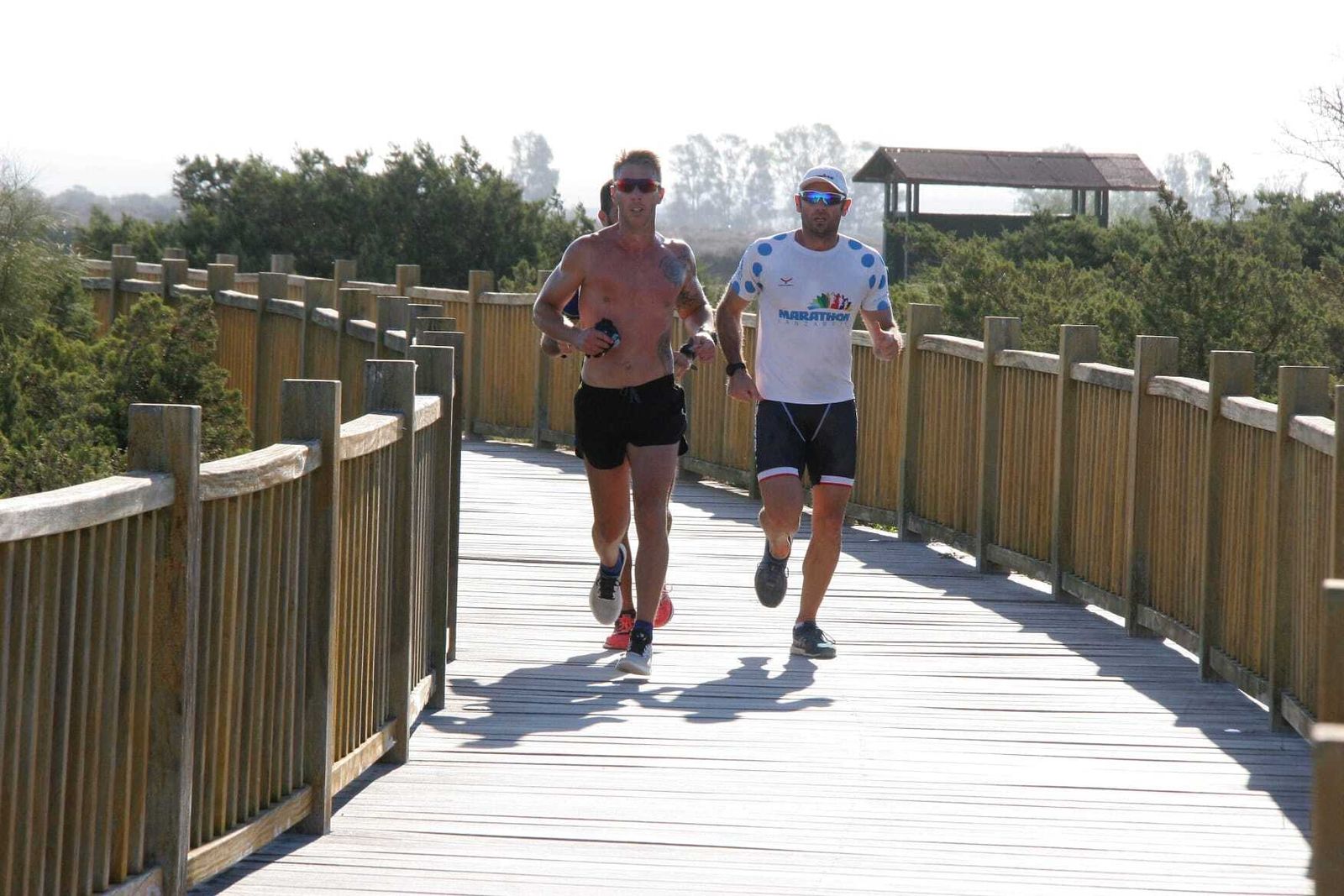 Dos ciclistas en uno de los puentes que jalonan el parque de Los Toruños.