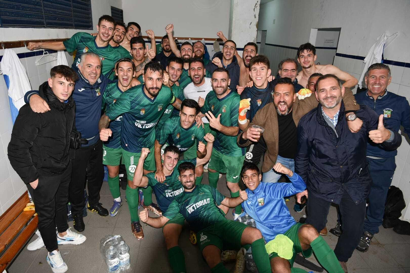 Los jugadores del Guadalcacín celebran la victoria ante el Jerez Industrial en el Pedro Garrido.
