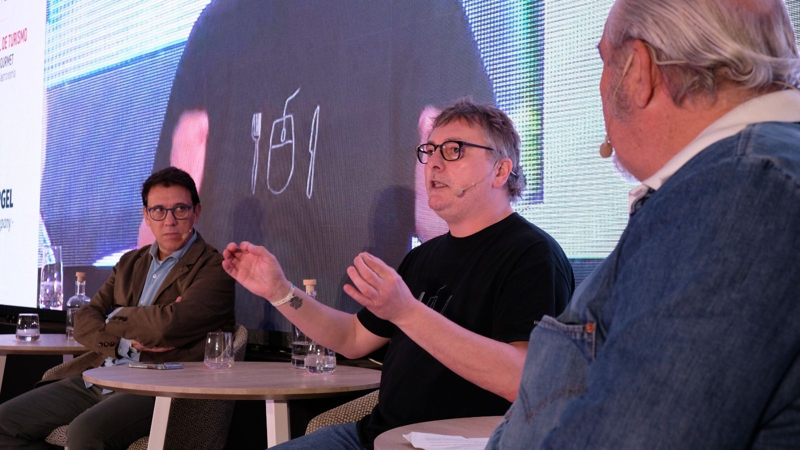 Francis Paniego atiende las explicaciones de Andoni Aduriz.