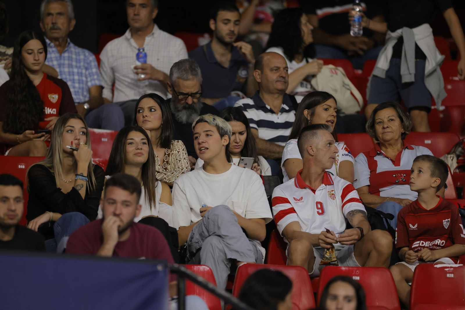 Búscate en las fotos del Sevilla-Lens