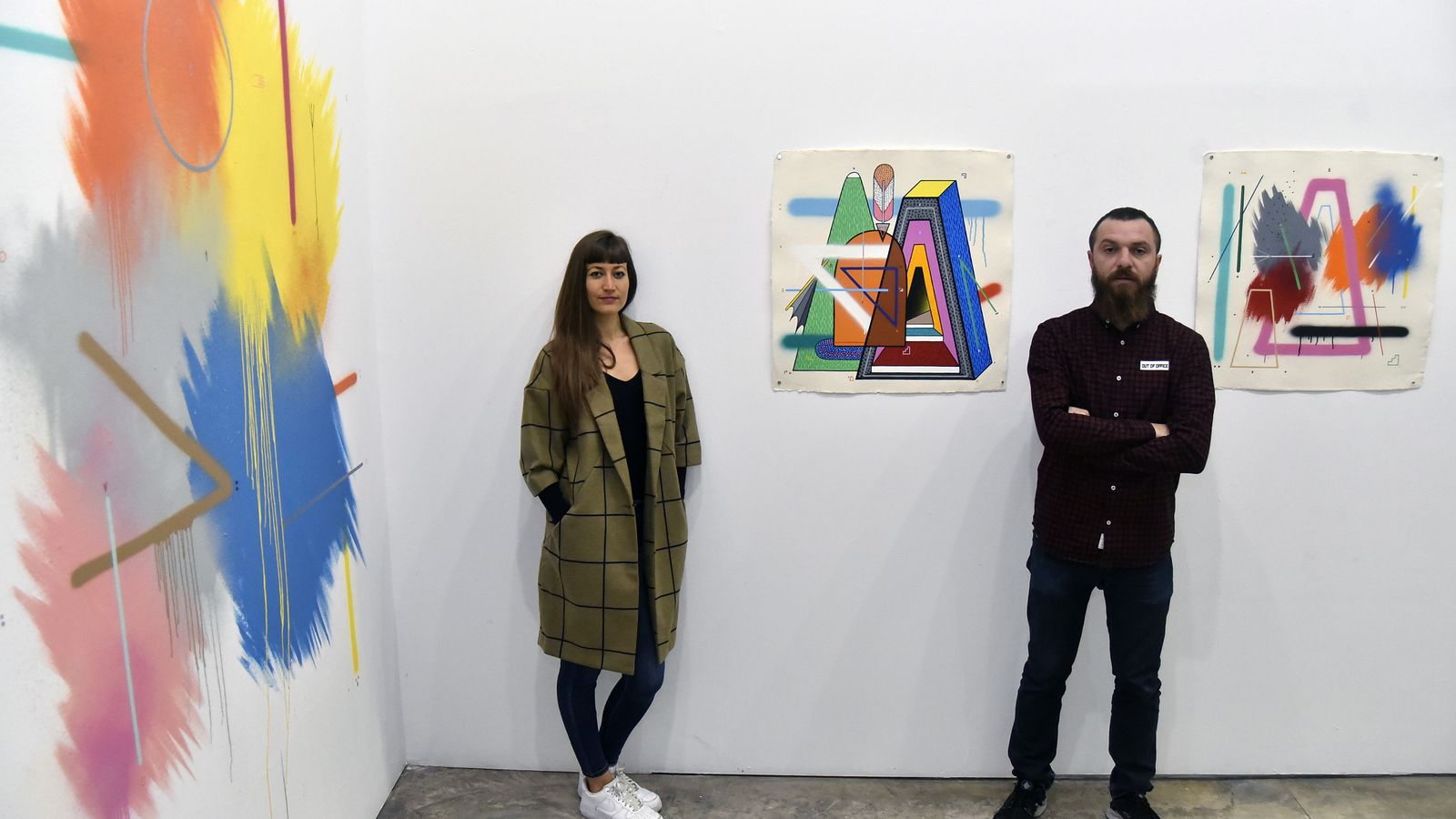 Seleka (derecha) junto a Laura Calvarro en la galería Delimbo que codirigen.