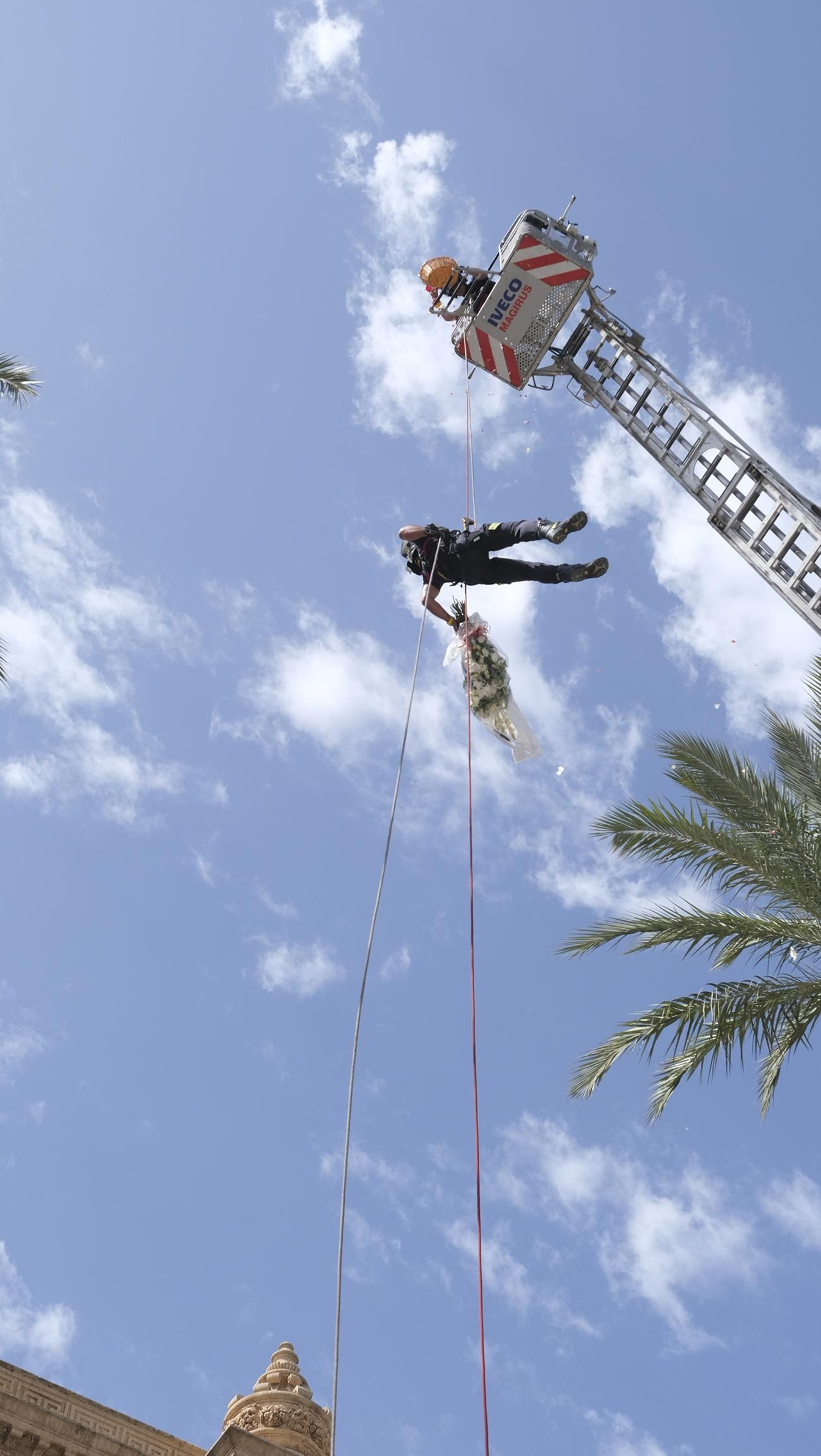 Ofrenda floral a la Virgen del Mar en la Feria de Almería 2024, en imágenes