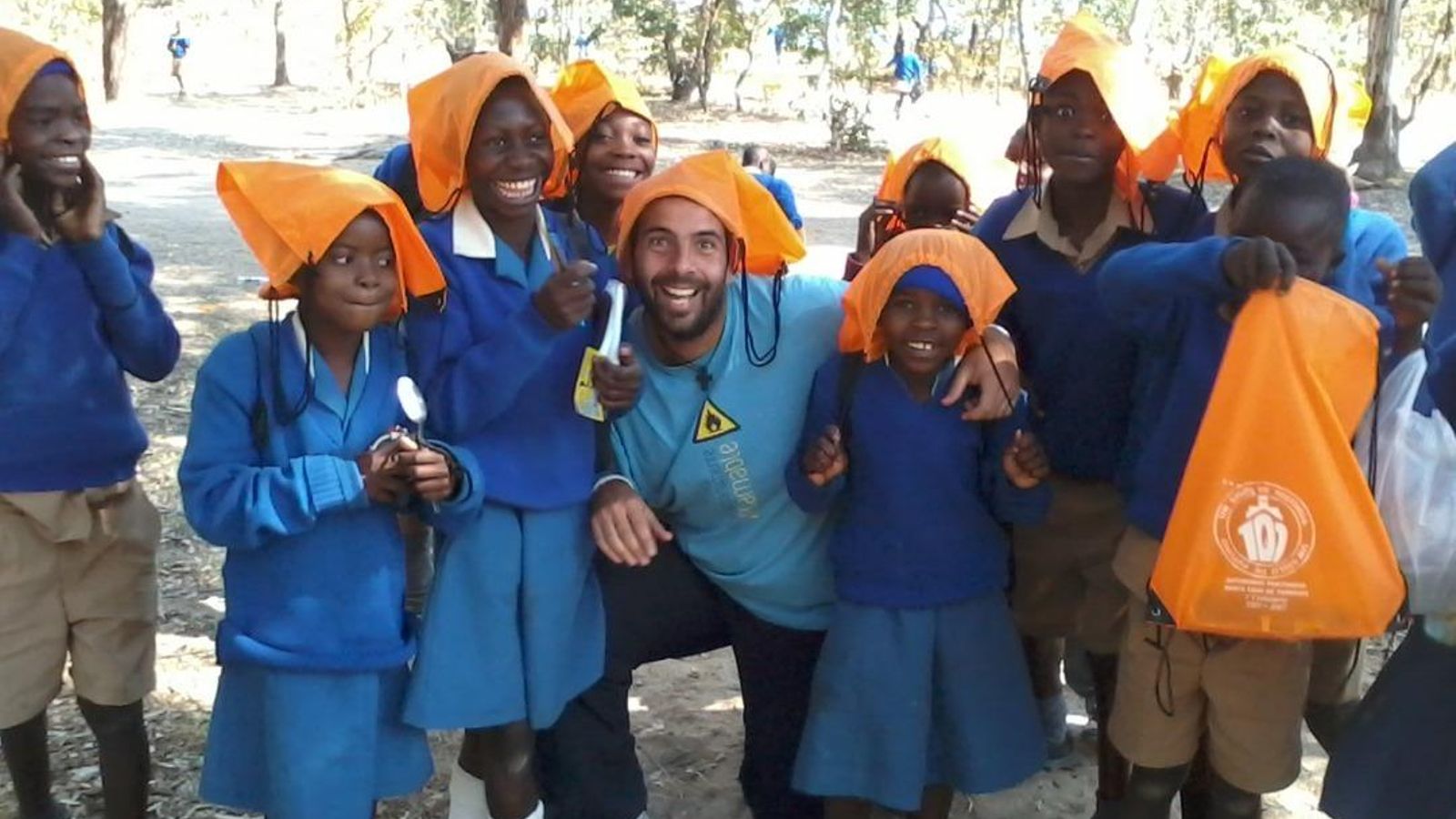 Manuel Ogalla con un grupo de niños y niñas en la comunidad de Zhomba.