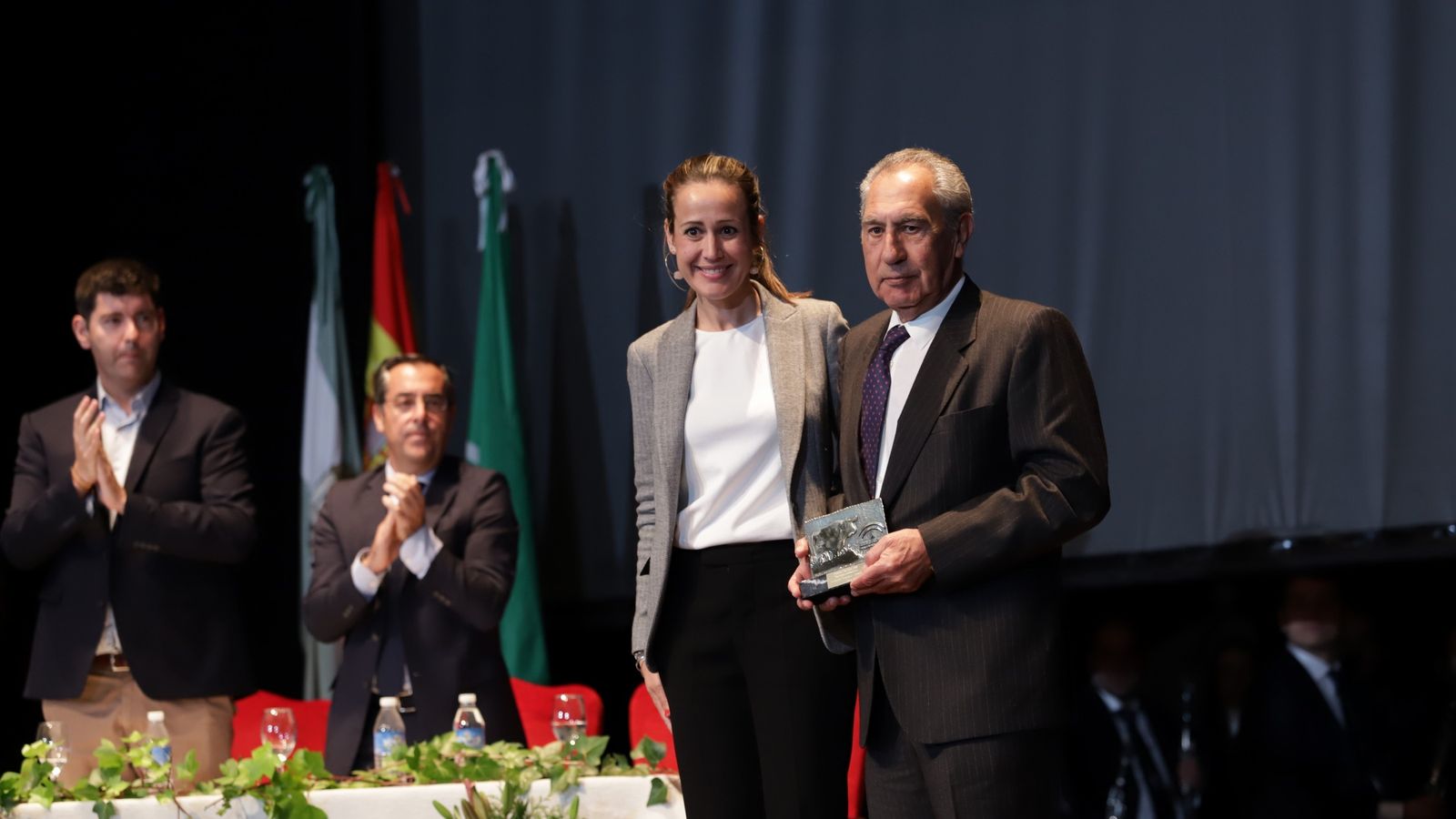La Delegada Bella Verano entregó el galardón  al ganadero Francisco Domínguez Camacho.