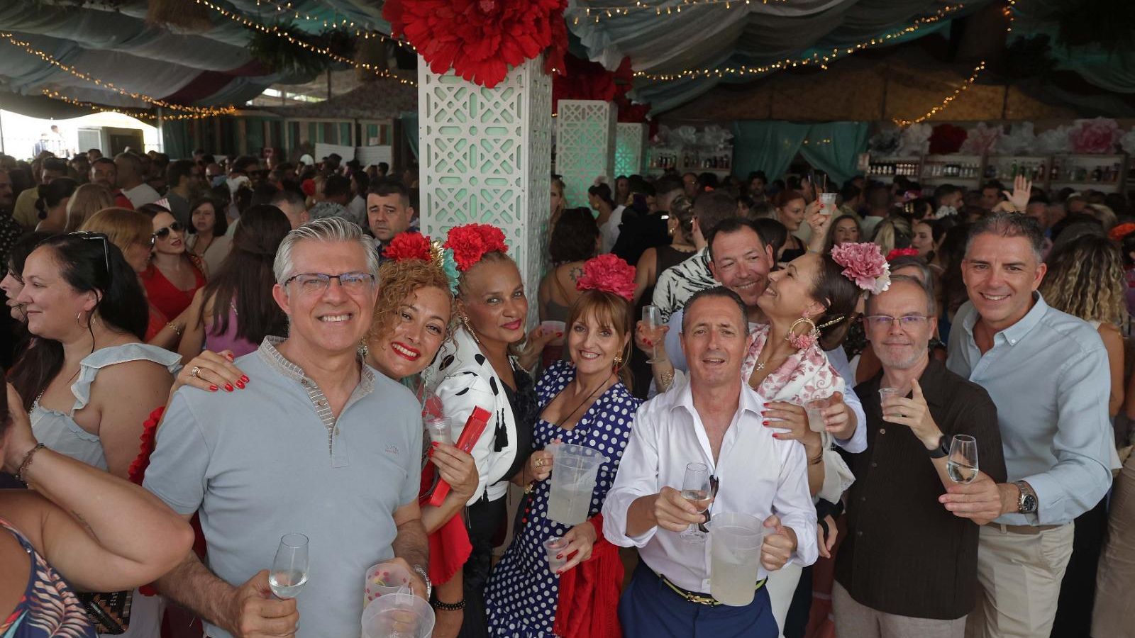 Ambiente en una de las casetas de la Feria Real de Algeciras en el domingo por sevillanas. Ambiente en una de las casetas de la Feria Real de Algeciras en el domingo por sevillanas.