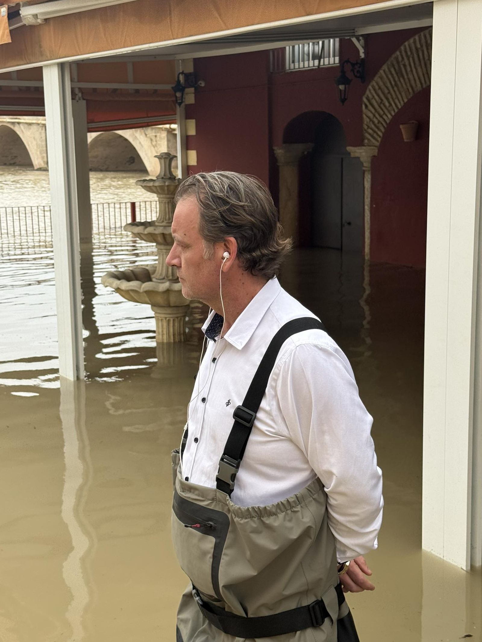 Rodrigo Valle González, en la imagen que ha compartido por redes, junto a su venta inundada..