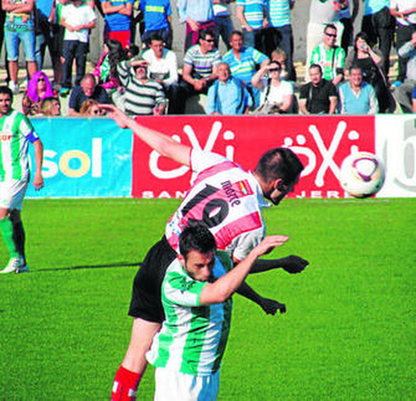 Marcelino gana el balón ante un contrario.