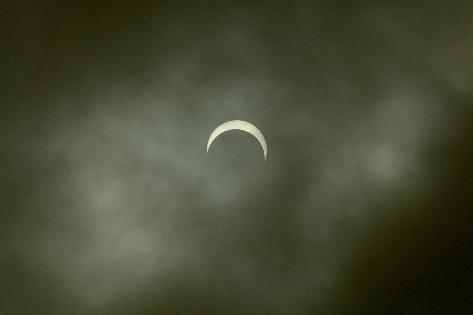 Las imágenes del último eclipse solar de la década