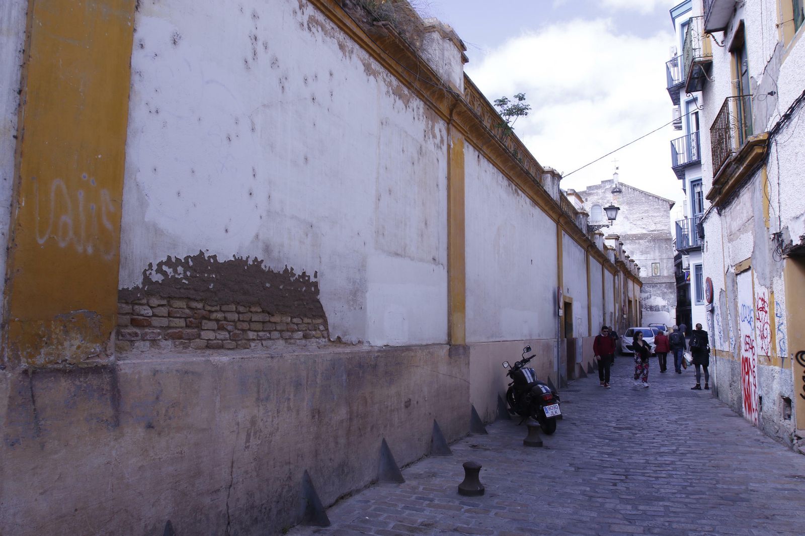 La fachada con varios elementos dañados es la que mira a la calle Imperial.
