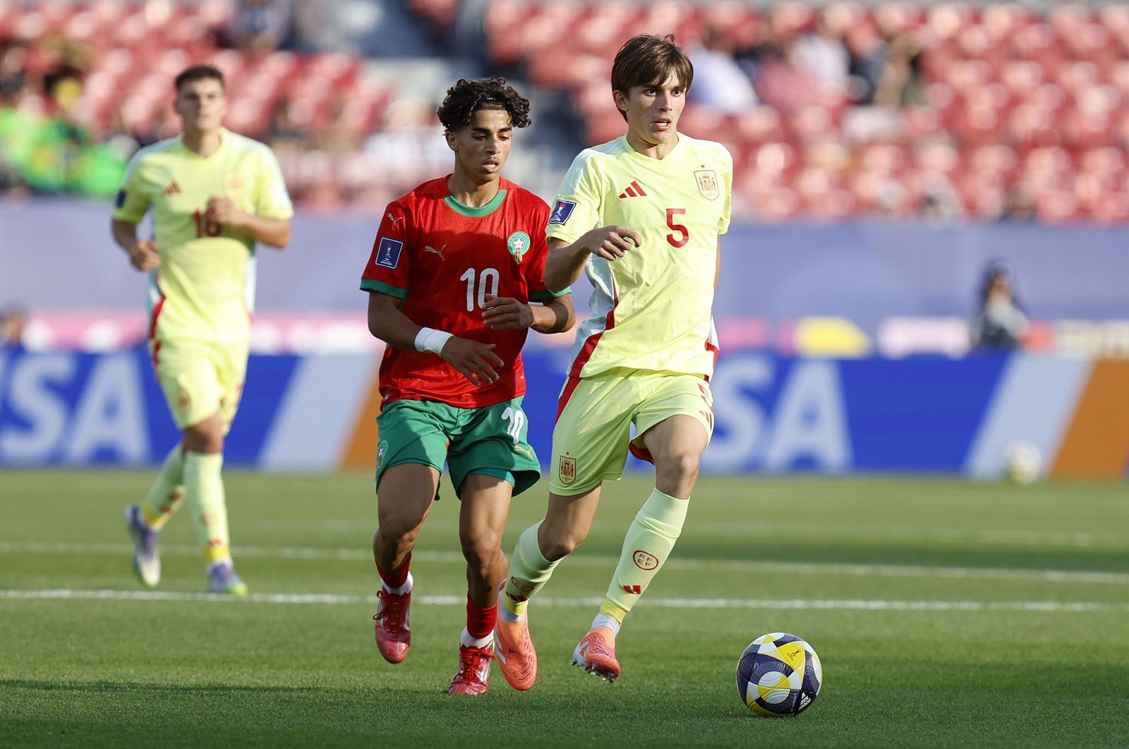 Andrés Cuenca conduce el balón en un partido con la selección sub 20 de España.