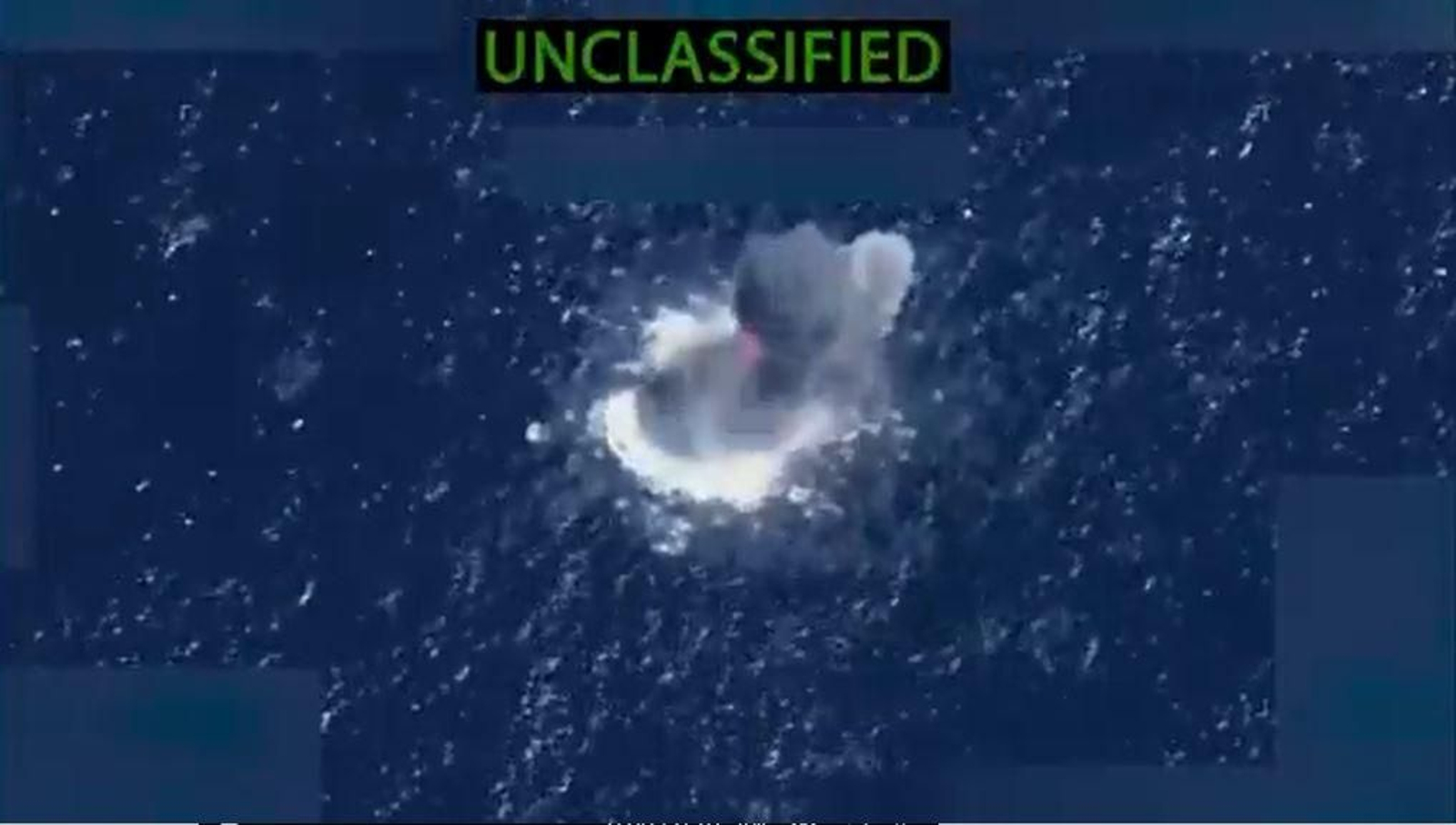 Captura del vídeo de una de las cuatro narcolanchas atacadas por EEUU en el Pacífico.