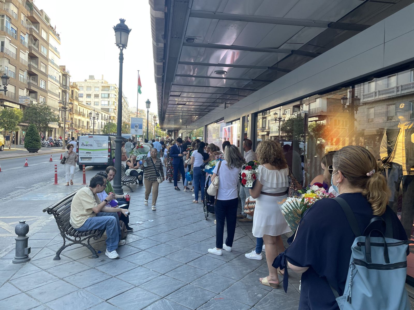 Así estaba el ambiente en la ofrenda floral a la Virgen de las Angustias