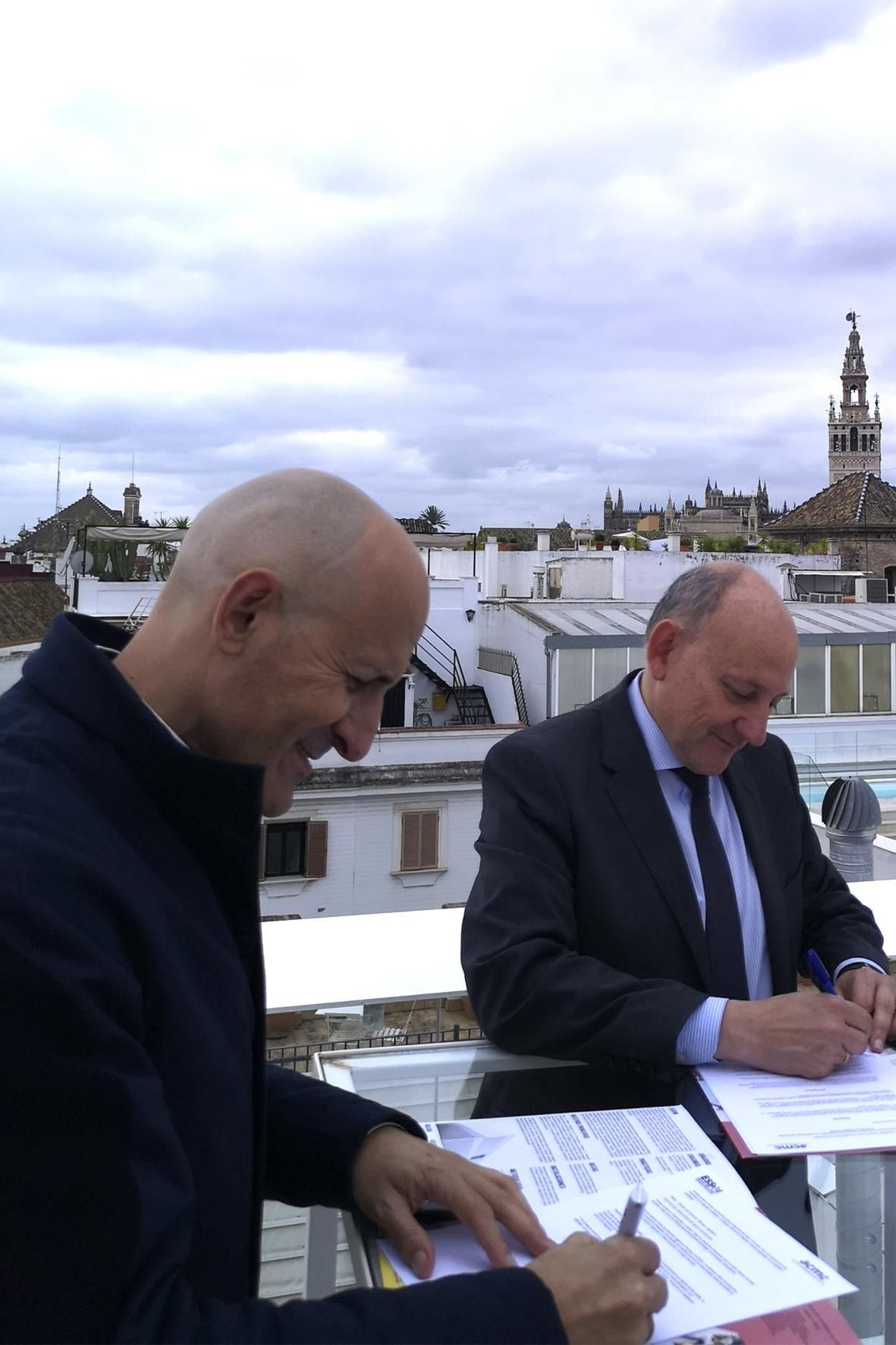 Modesto Lomba y Francisco Valderrama firmando el acuerdo de colaboración para la puesta en marcha de la Cátedra Internacional de Moda Flamenca.