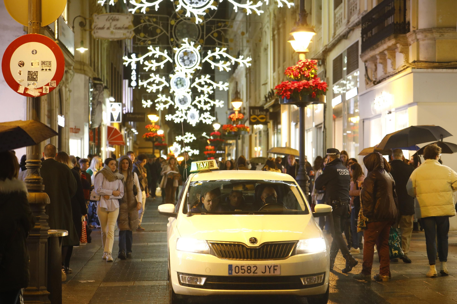 Las imágenes del Paseo de la Ilusión en taxi por Córdoba para mostrar las luces de Navidad a los mayores Las imágenes del Paseo de la Ilusión en taxi por Córdoba para mostrar las luces de Navidad a los mayores