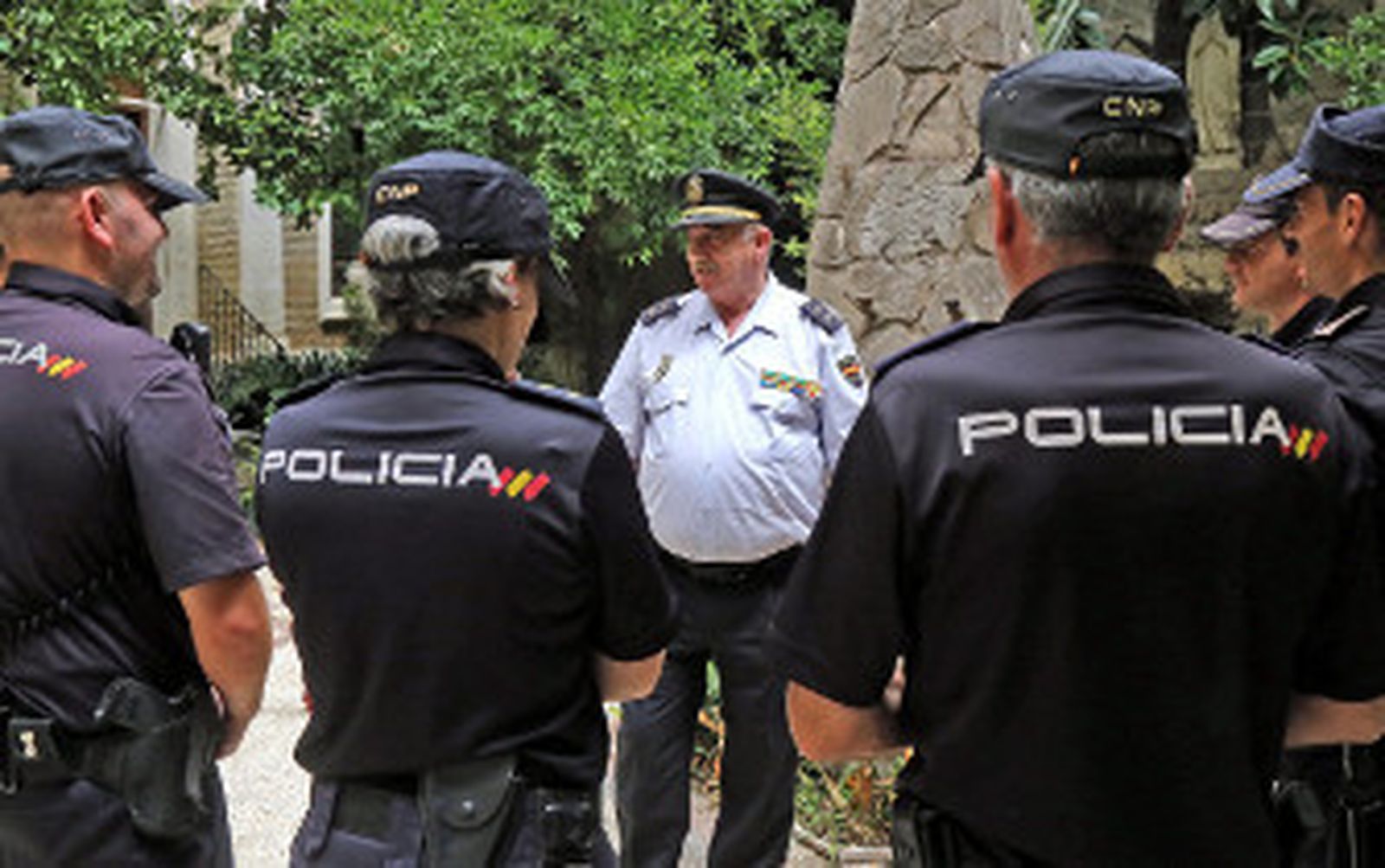 "Un policía termina de formarse en la universidad de la calle"