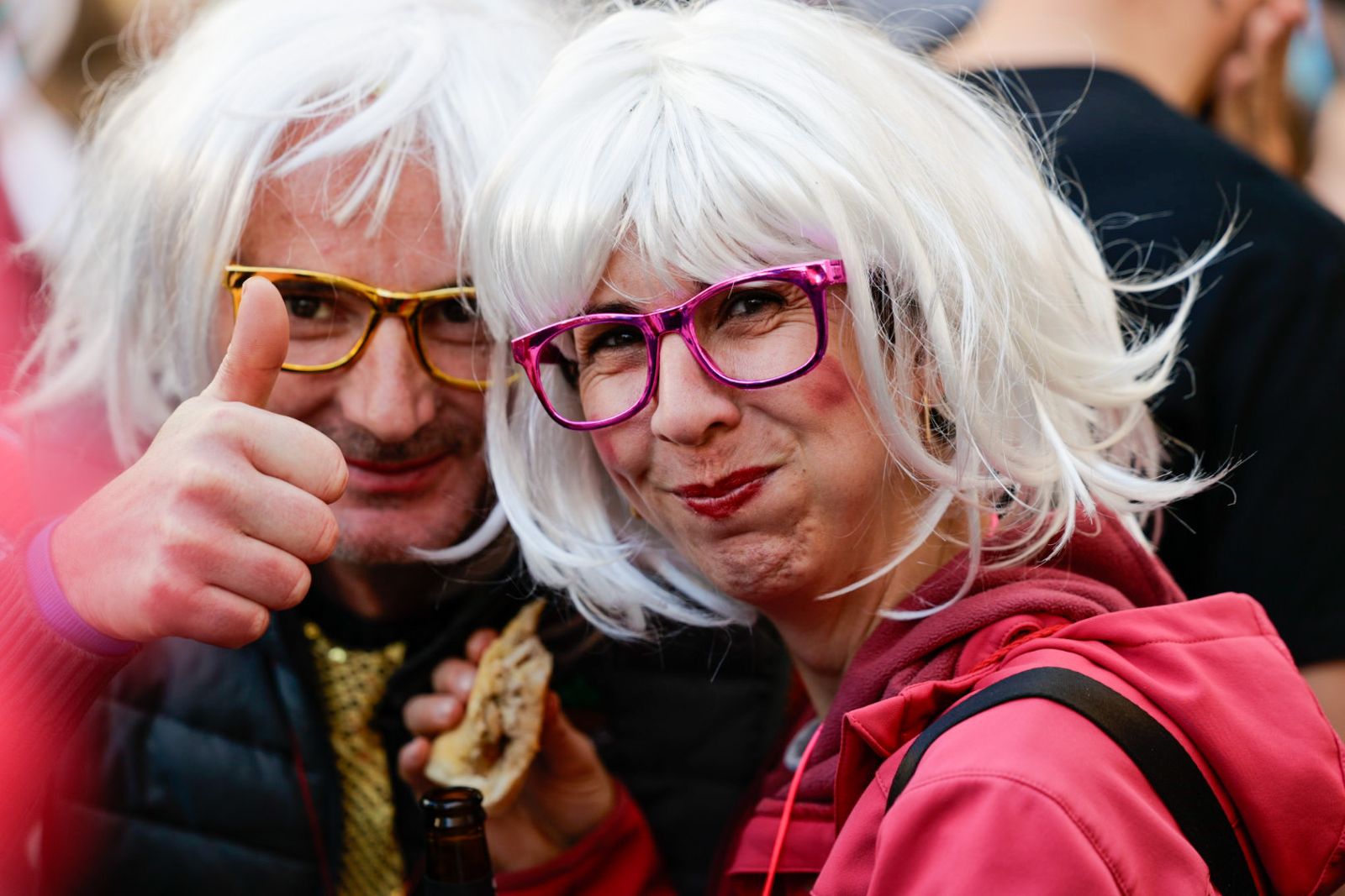 Así vive Cádiz su primer sábado de Carnaval: las imágenes de las batallas de copla y la fiesta en la calle
