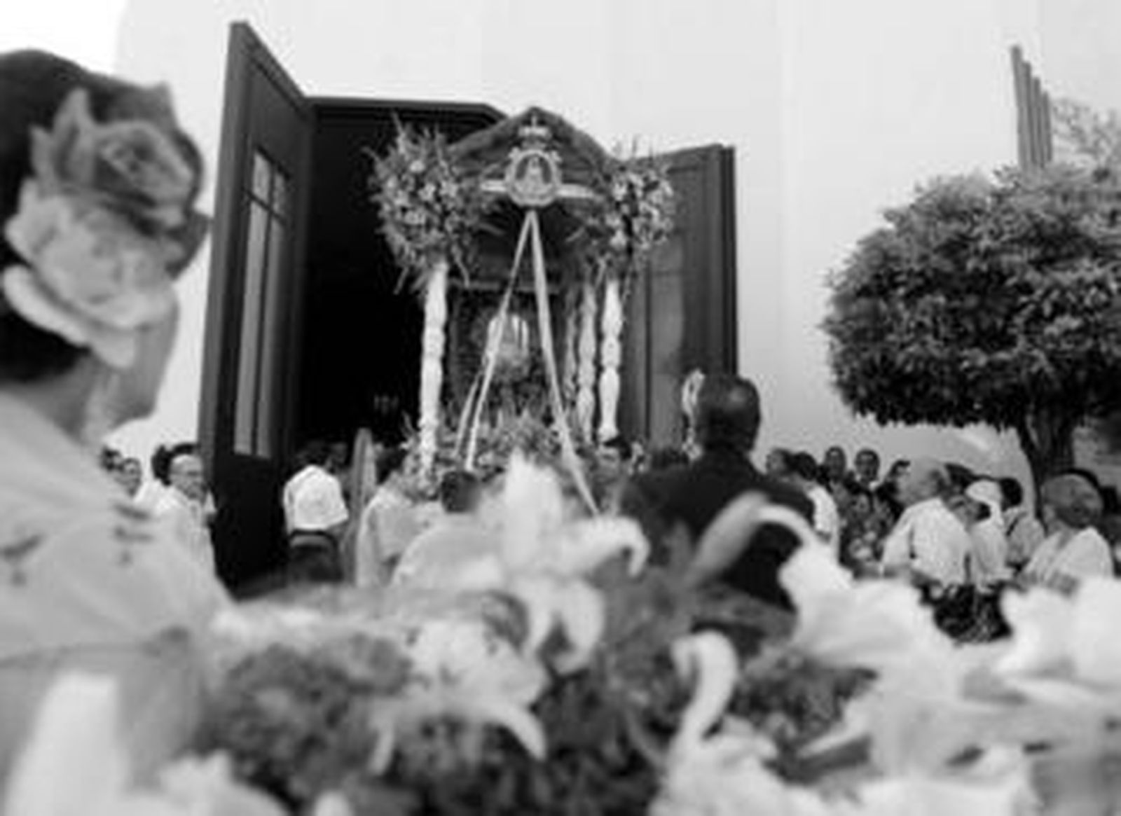 La carreta con el Simpecado sale de la Parroquia Corpus Christi, en imagen de archivo.