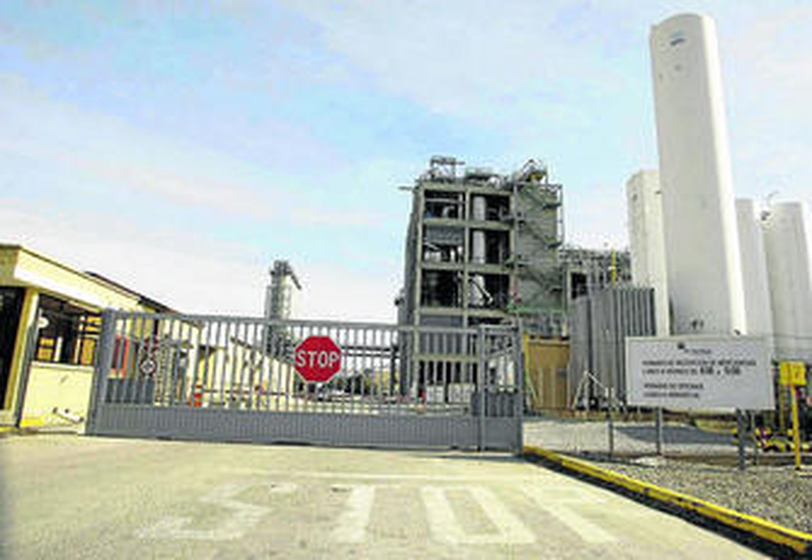 Vista de la factoría de Artenius, ubicada en el polígono de Guadarranque, en San Roque.
