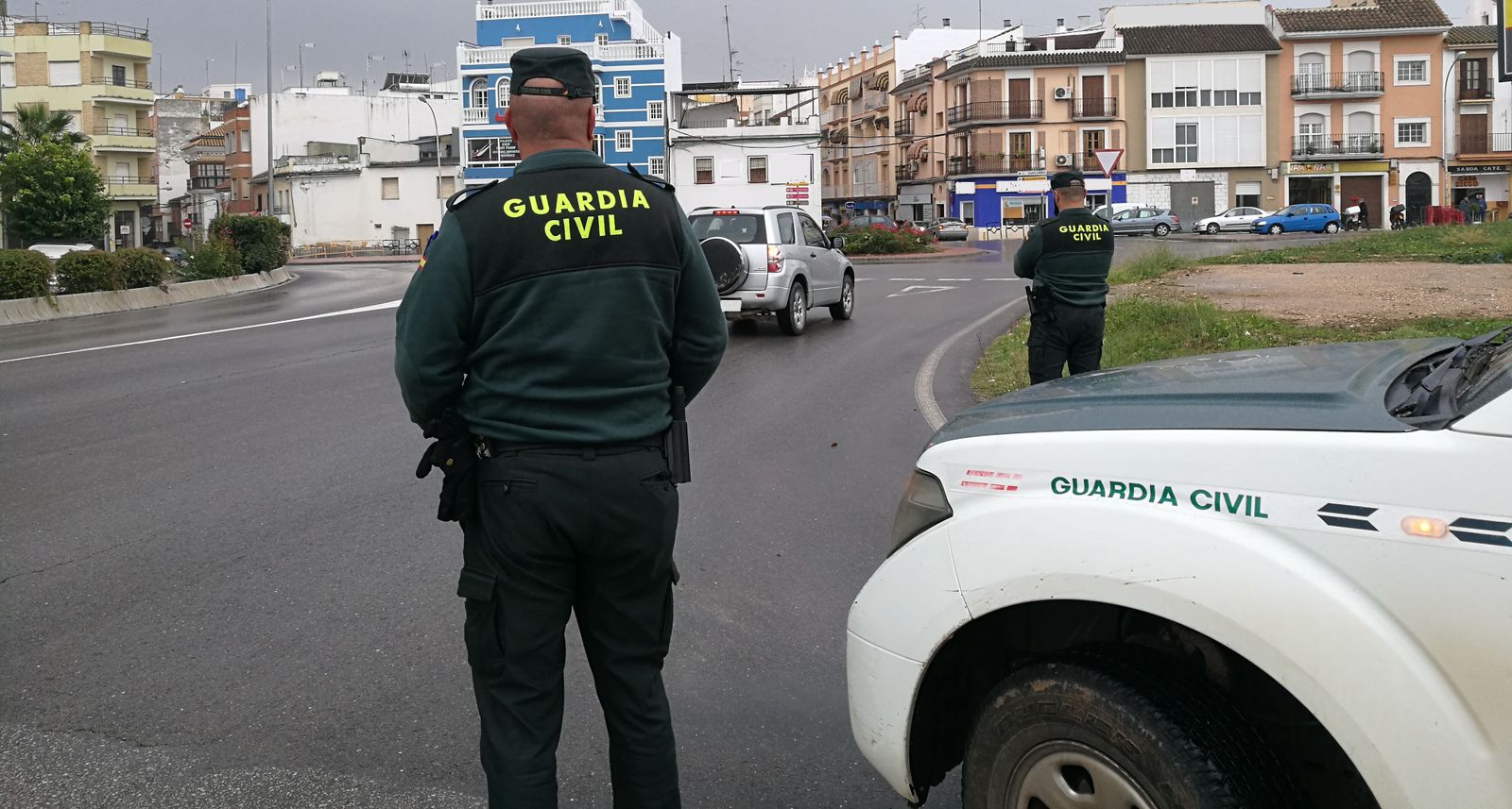 Una patrulla de la Guardia Civil en Puente Genil.