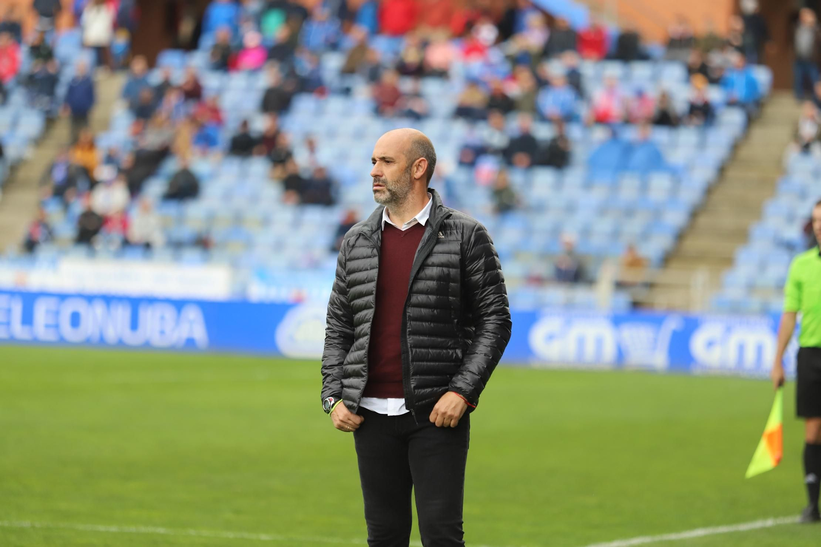 Alberto Monteagudo, técnico del Recreativo de Huelva, observa con gesto serio un lance del partido del pasado domingo del equipo onubense ante al Badajoz en el Nuevo Colombino.