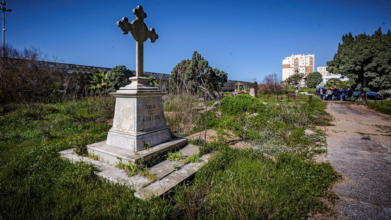 Imagen del cementerio el pasado 19 de febrero, con una excavadora al fondo.