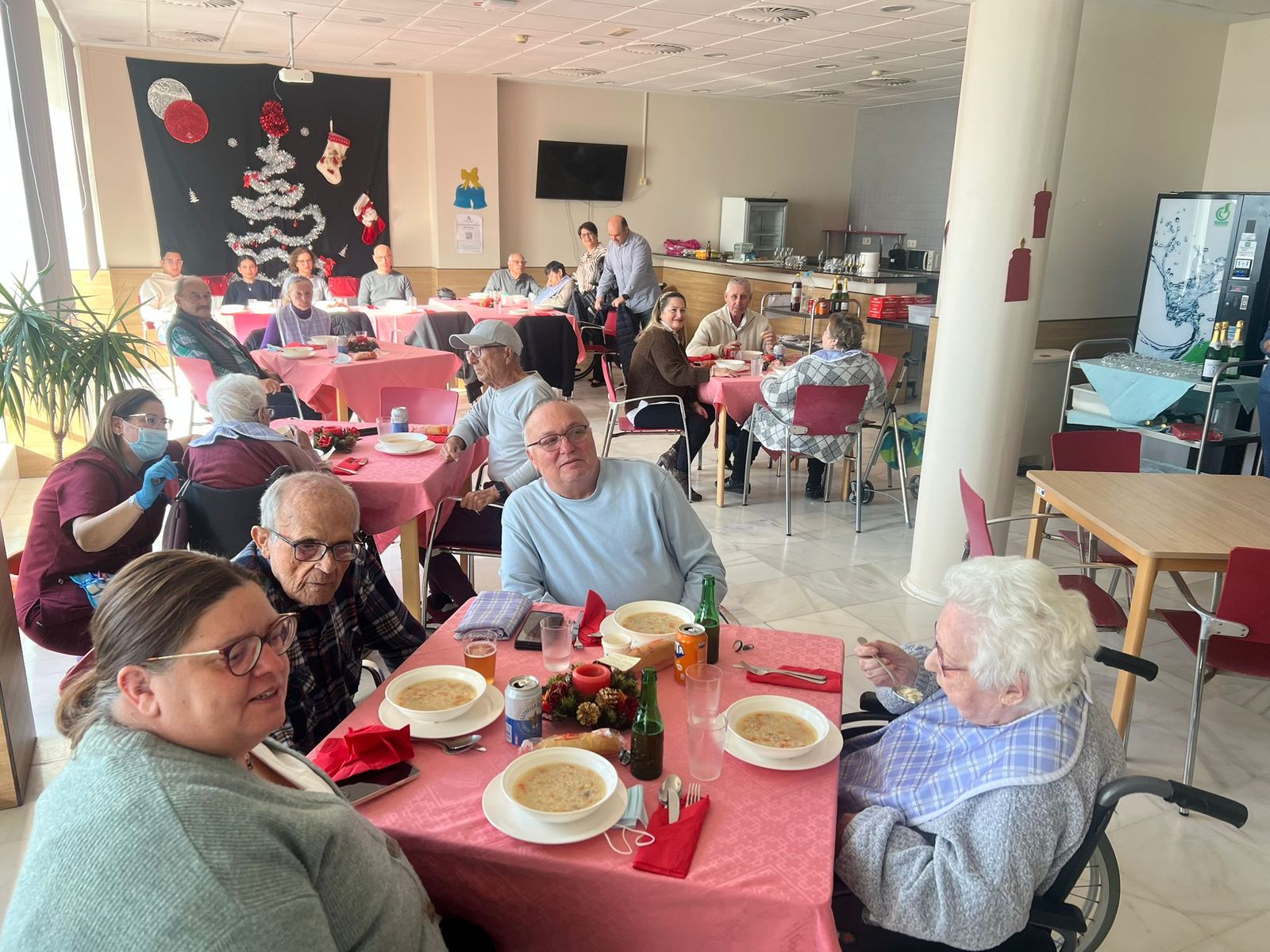 Familias durante la Nochebuena en la cafetería del centro residencial.