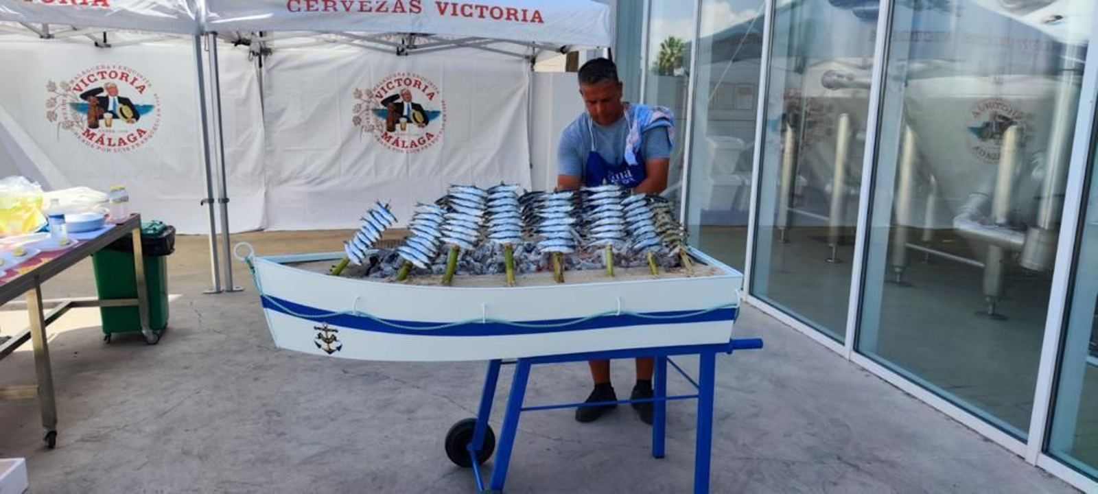 Alfonso Marín, preparando los espetos.
