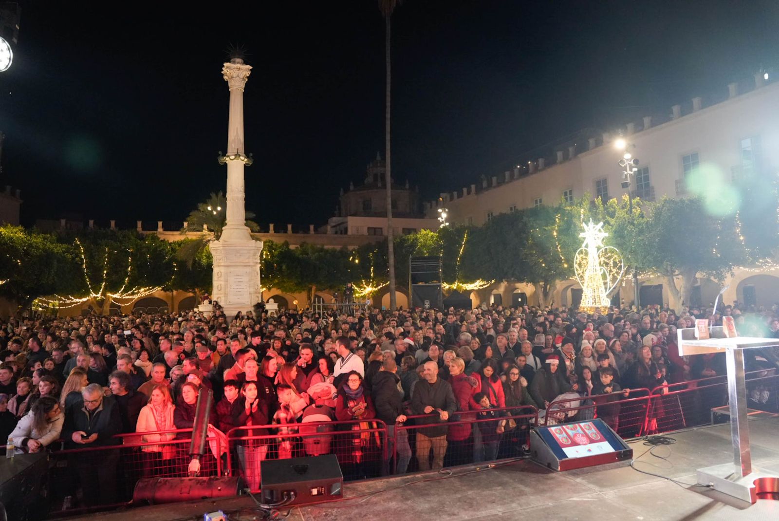 Almería despide con los 12 tomates cherry de la suerte el año 2025