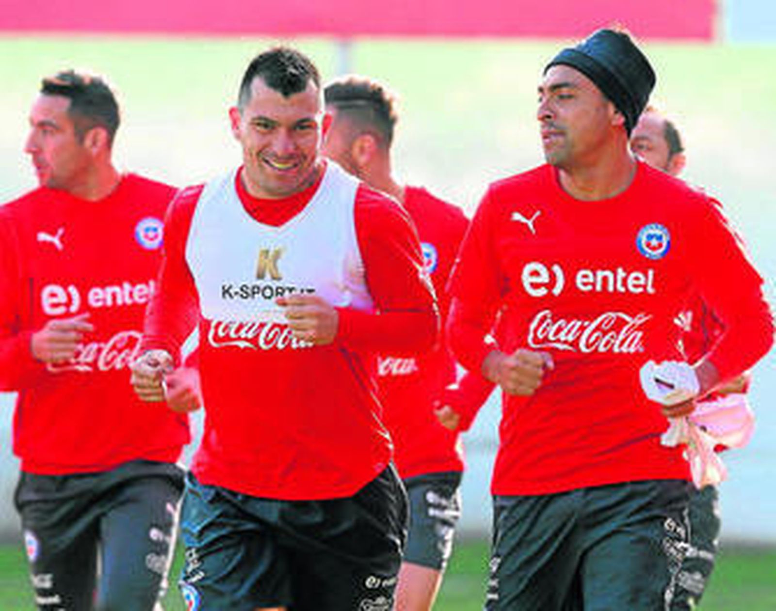 Los chilenos Medel y Jara participan en un entrenamiento previo a la semifinal de esta madrugada.