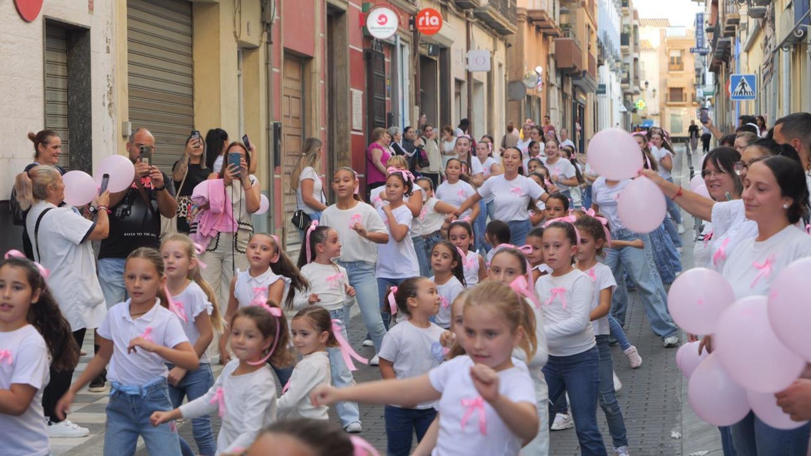 Hasta las más pequeñas del municipio bailaron recorrieron las calles y participaron en la actividad de Berja