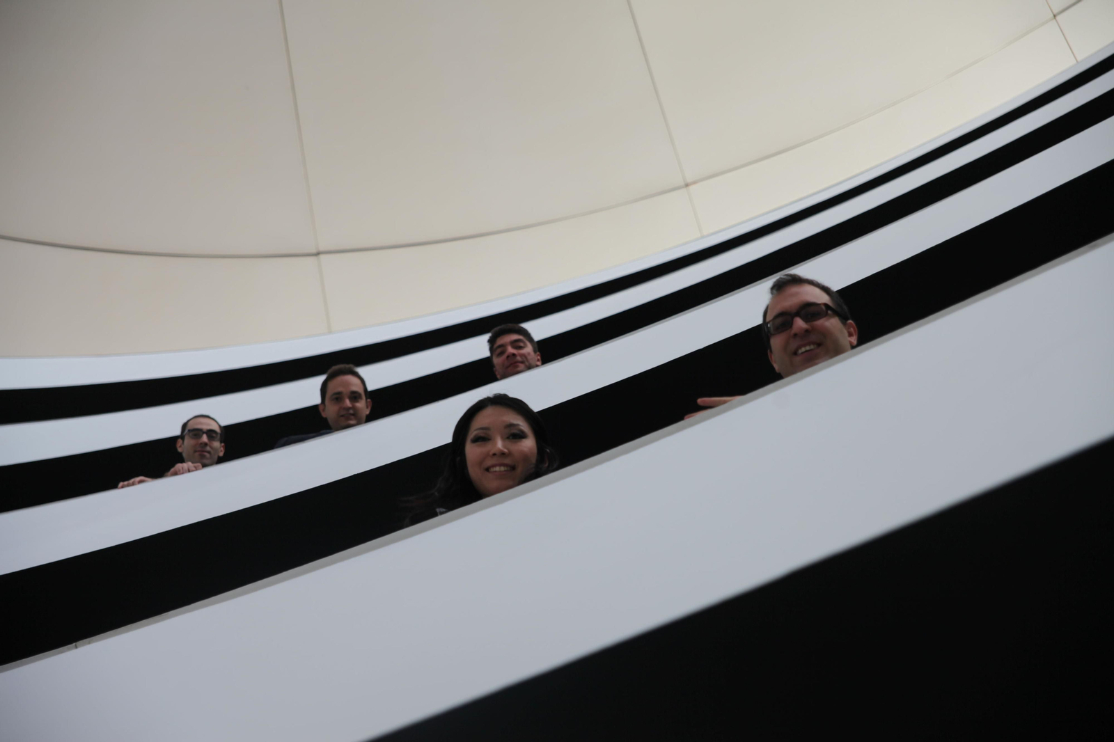 Los protagonistas de la velada inaugural del Festival en el Hotel Barceló, donde se han realizado los ensayos y el mural que presidirá la ópera.