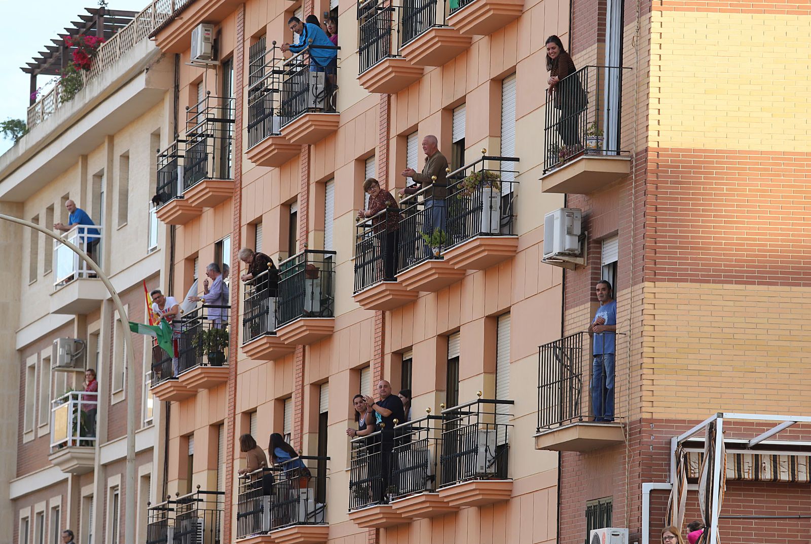 Imágenes de los aplausos solidarios de los vecinos de la calle Los Marismeños