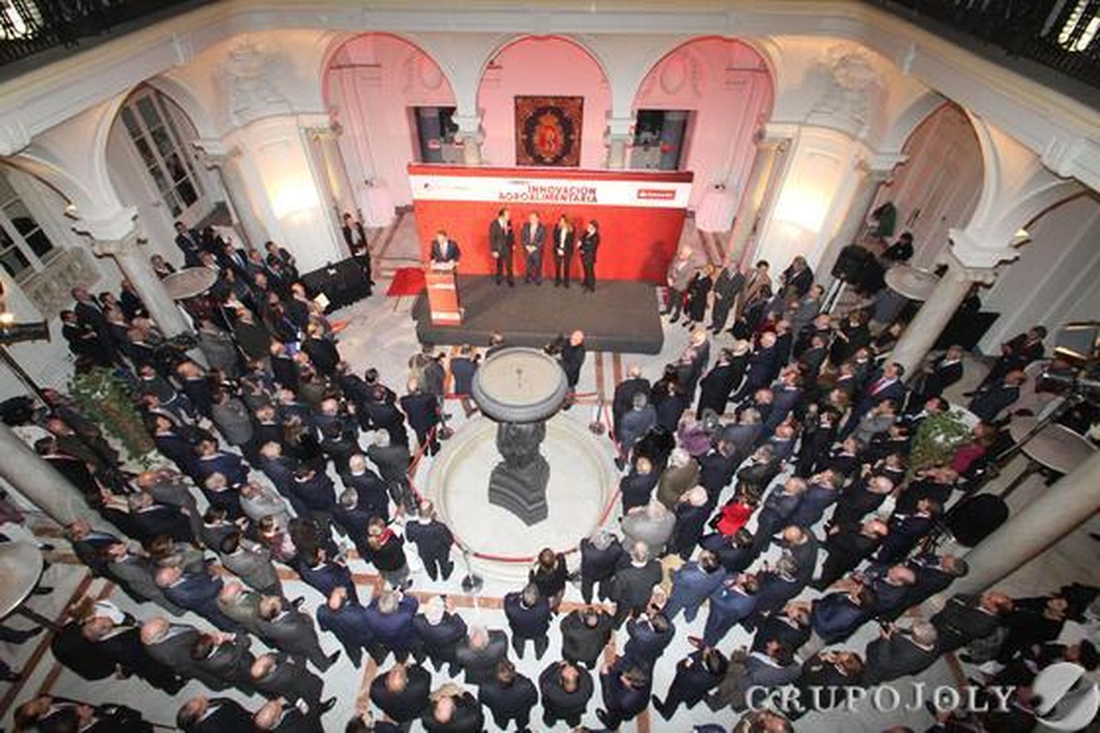 El acto de entrega del galardón se celebró en el Palacio Yanduri de Sevilla, sede de la Dirección Territorial de Banco Santander en Andalucía. / Fotos de Juan Carlos Vázquez y Belén Vargas