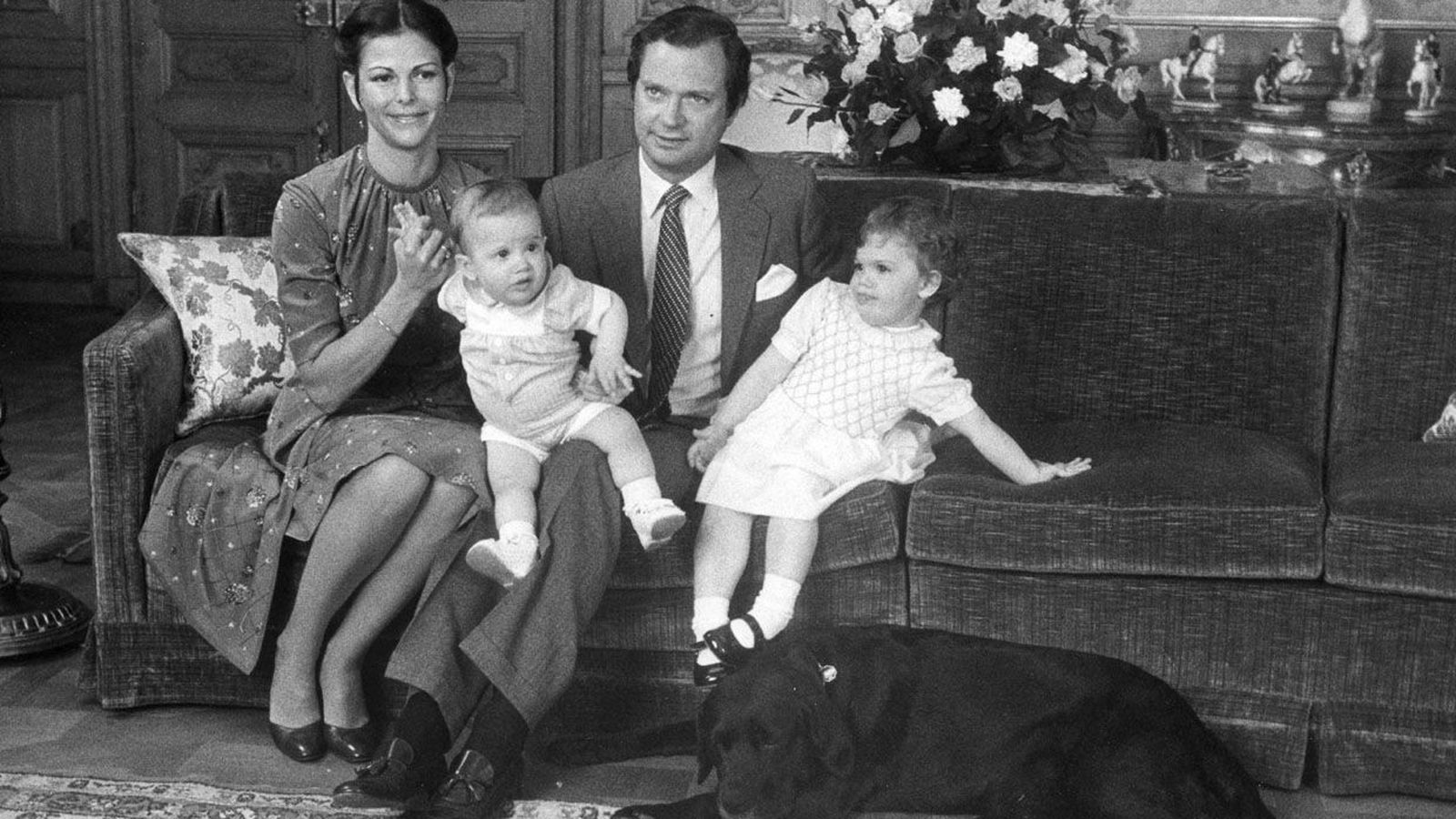 Los reyes suecos con sus dos hijas mayores: Victoria, la heredera, y Carlos Felipe.