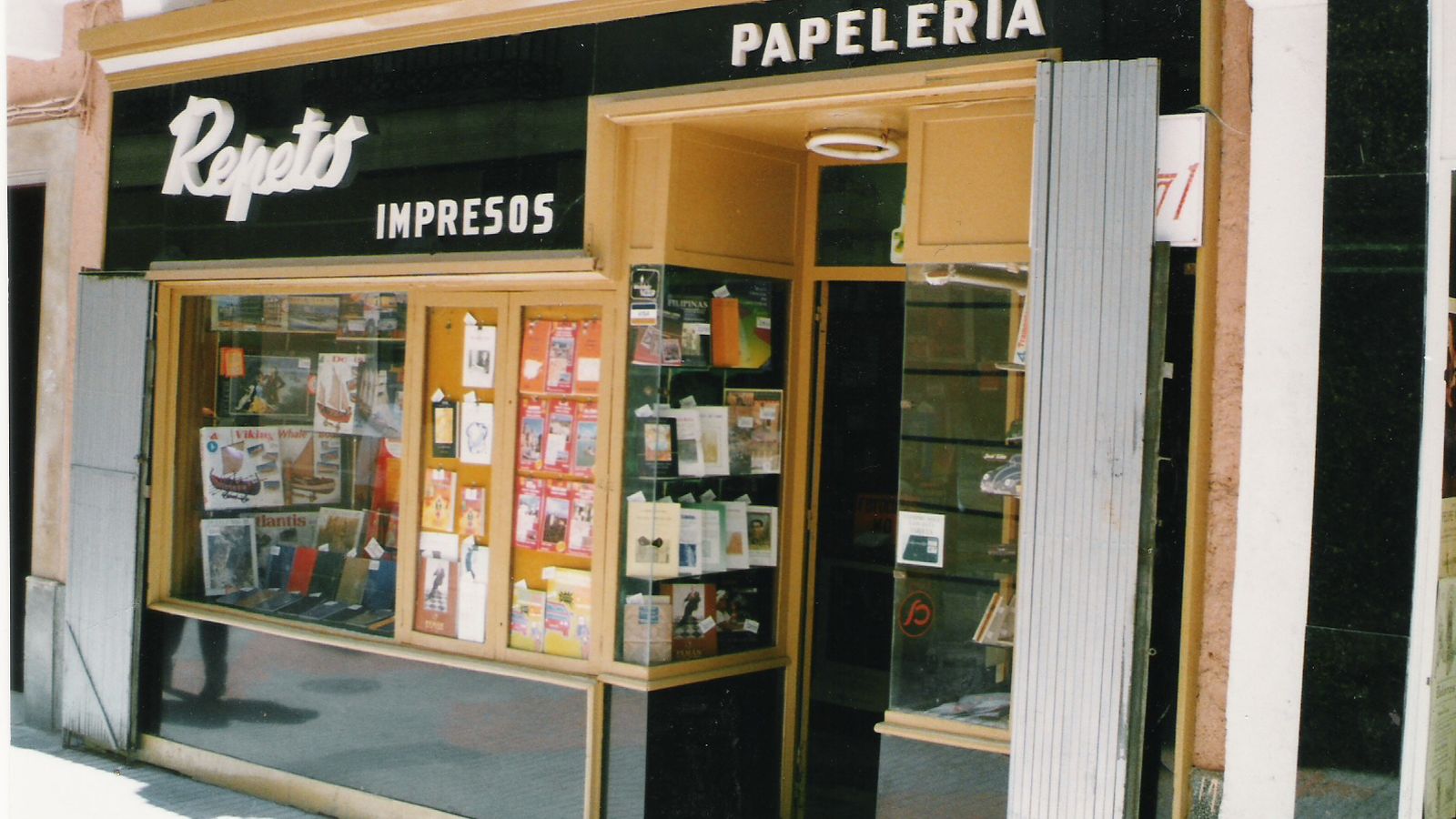 Fachada de la papelería Repeto de la calle San Francisco a finales del siglo pasado.