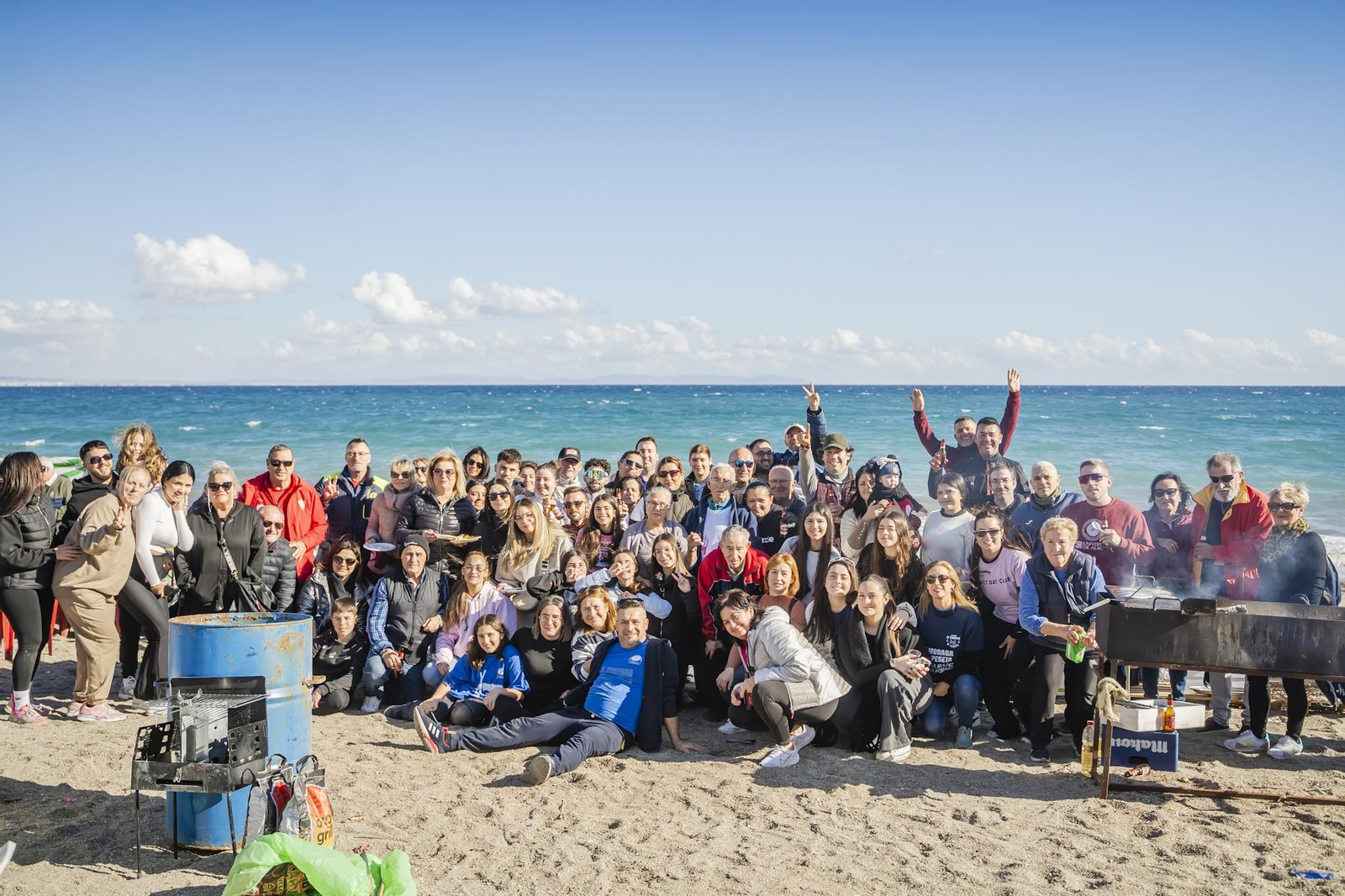 Miles de personas despiden el año 2024 en Las Moragas de Roquetas, en imágenes