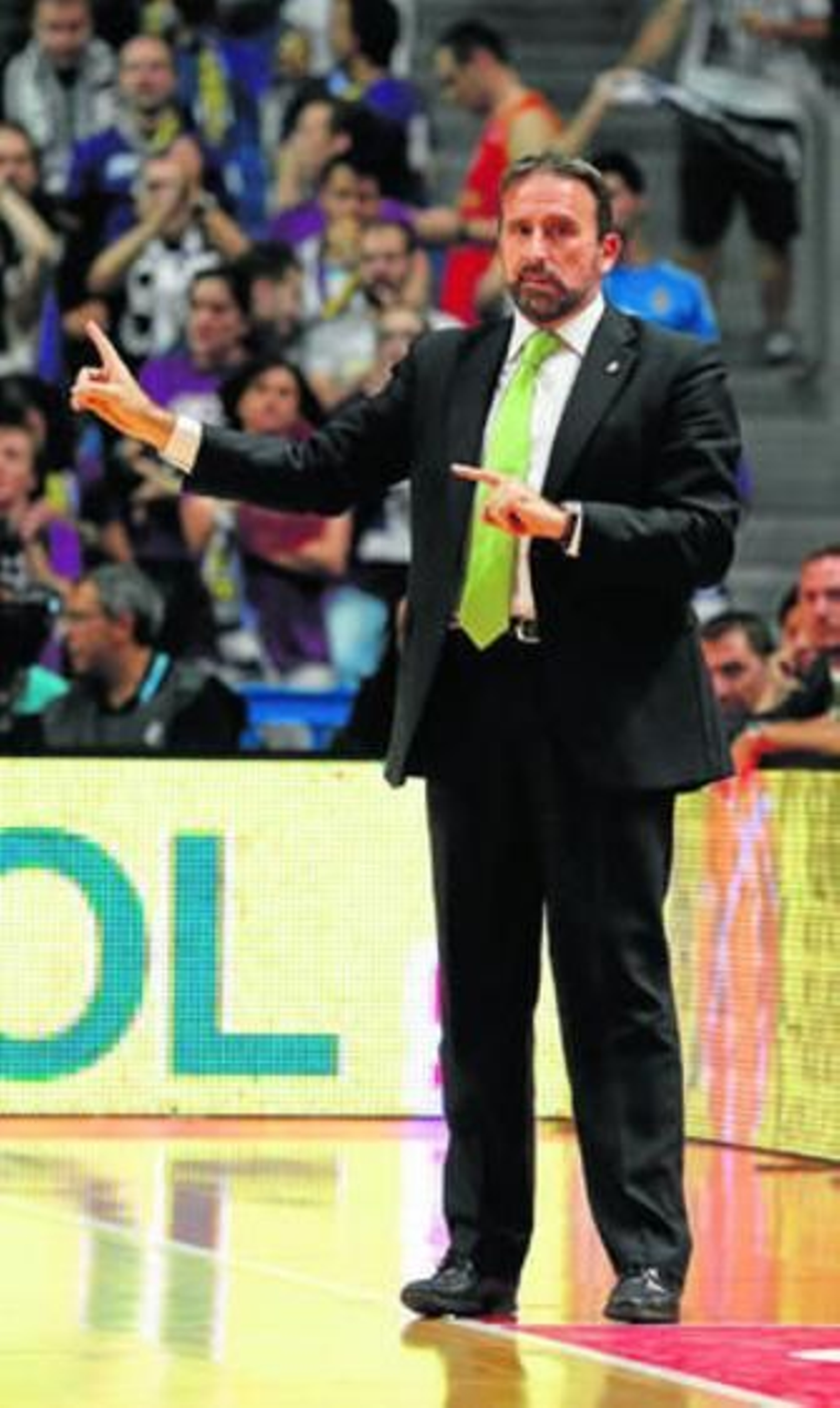 Joan Plaza da órdenes durante el encuentro.