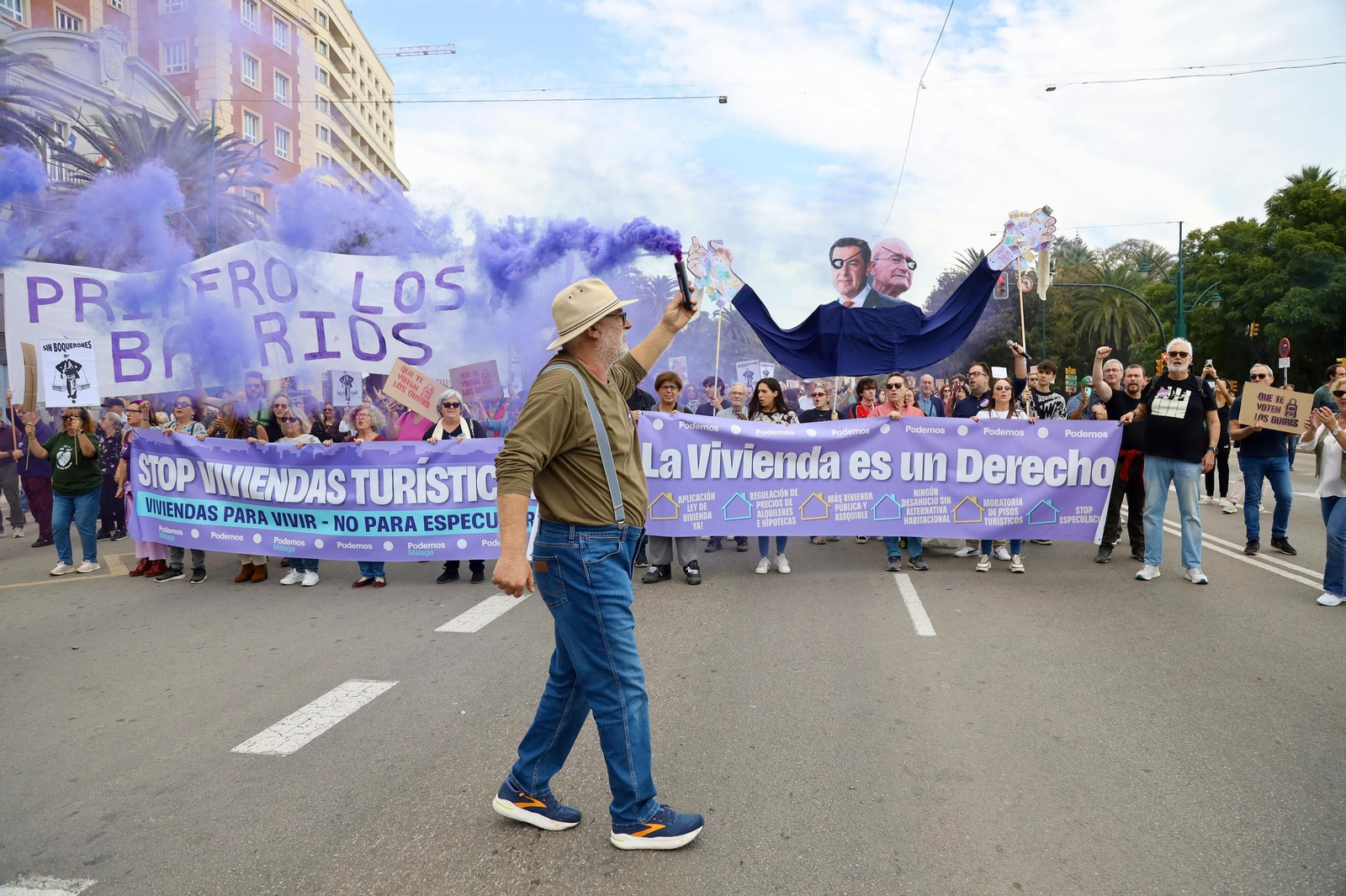 Las fotos de la multitudinaria manifestación por la vivienda en Málaga este 9N