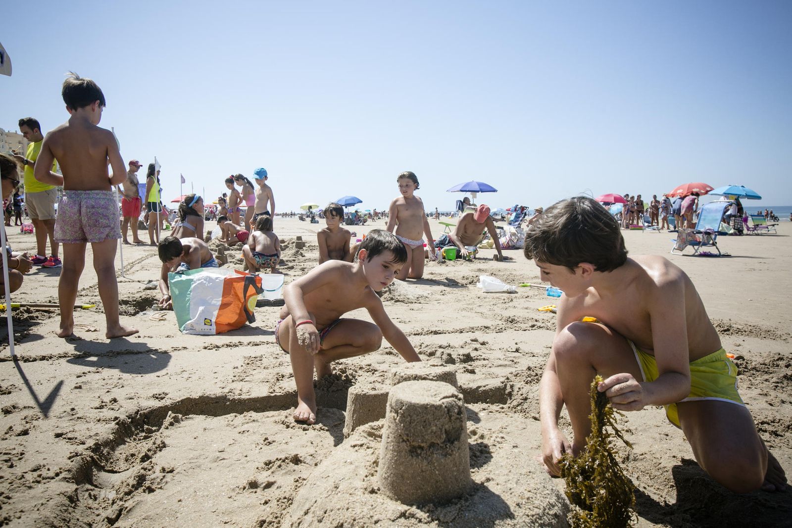 Imagen de archivo de un concurso de castillos de arena en la playa de Cádiz