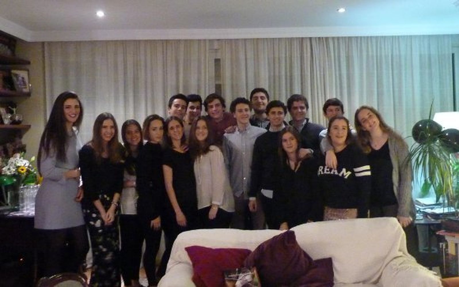 La anfitriona, Elena Estrella Dodero, con Silvia Pérez Cruz, Maite Montalvo, Marina Fernández Repeto, Adona San Martín, María Benítez, Nacho Fernández-Llebrez, Ignacio Iglesias, Luis Höhr, Rodrigo Jiménez, Ignacio Estrella, Claudia Galindo, Claudia Gómez, Pablo Agudo, Guillermo Pérez y José Antonio Caballero, durante la celebración.  Foto: Ignacio Casas de Ciria