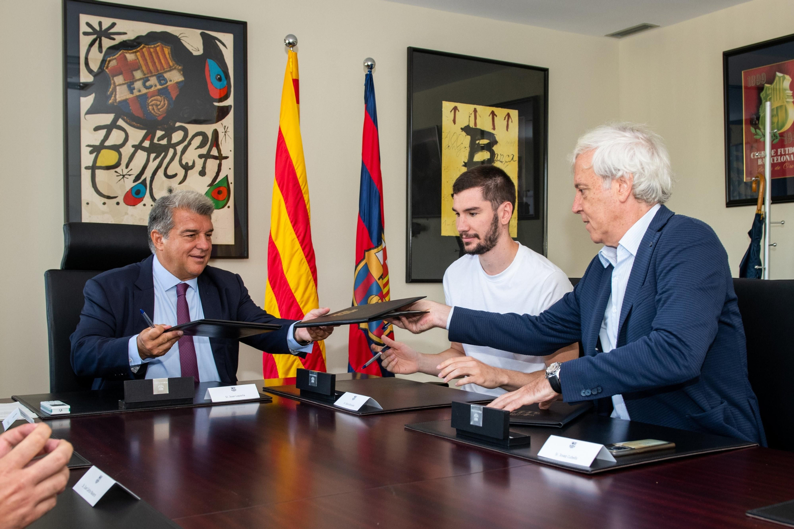 Darío Brizuela firma contrato con el Barcelona